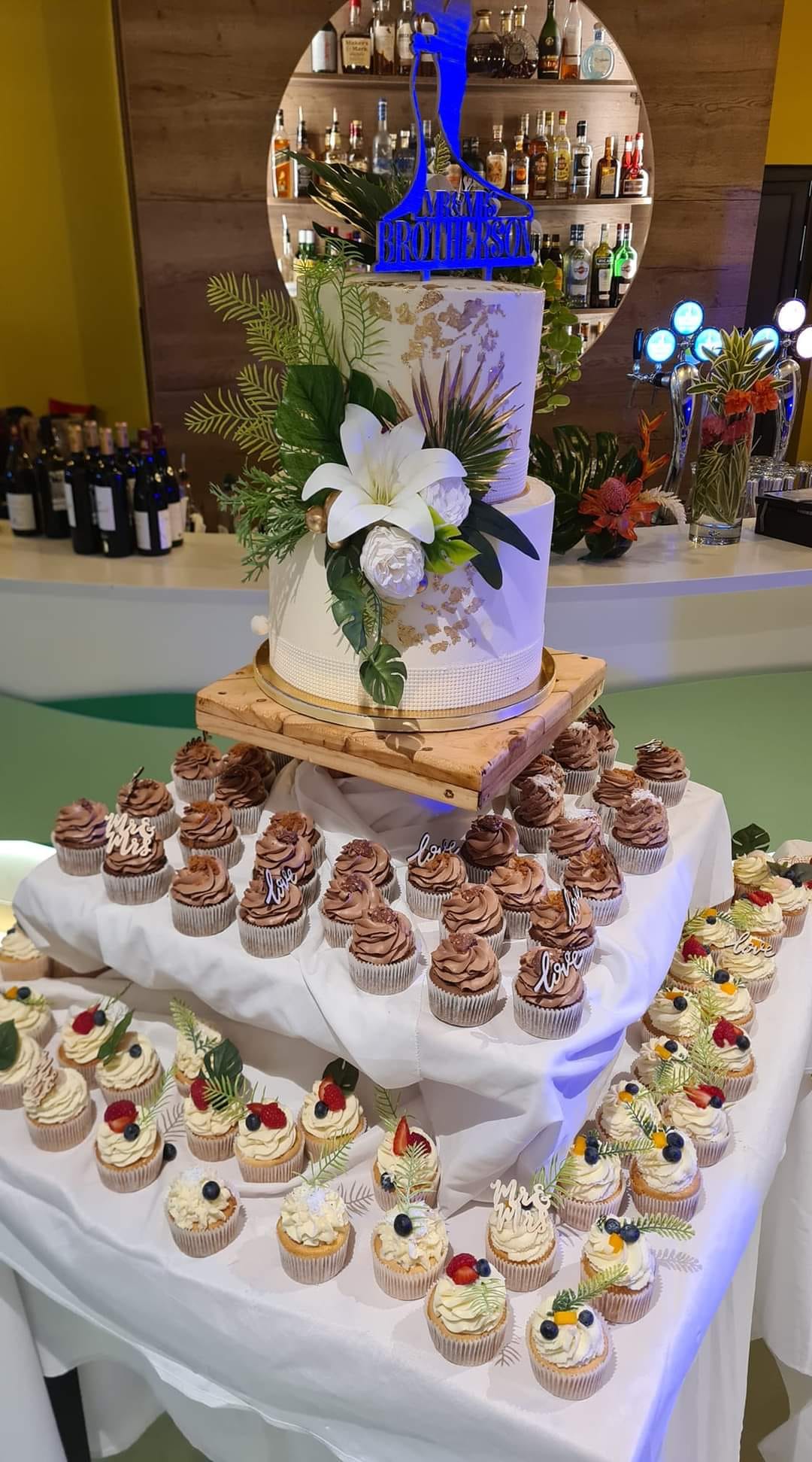 A VENDRE SUPPORT GATEAU + CUPCAKES / COCKTAILS EN BOIS